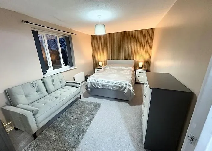 Two Bed Spacious Apartment, Central Location, Free Parking And Wifi