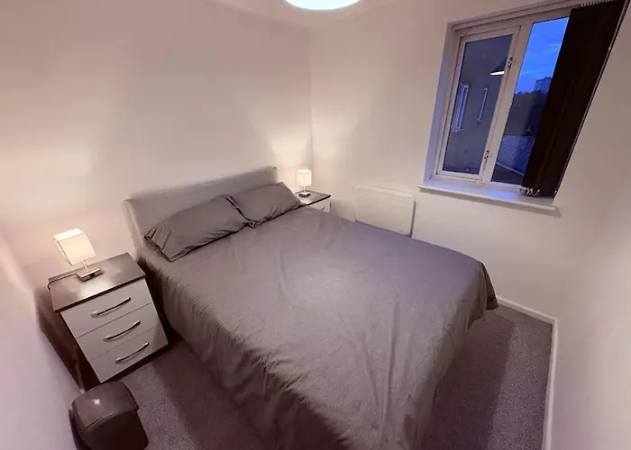 Two Bed Spacious Apartment, Central Location, Free Parking And Wifi