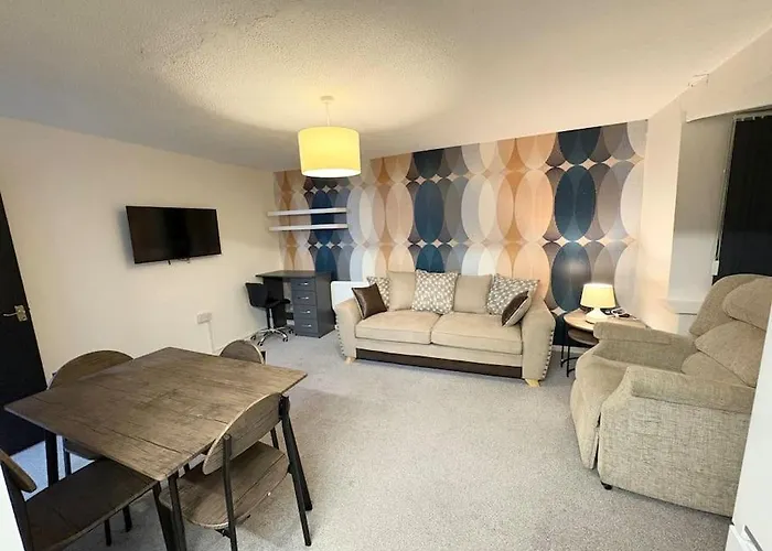 Two Bed Spacious Apartment, Central Location, Free Parking And Wifi